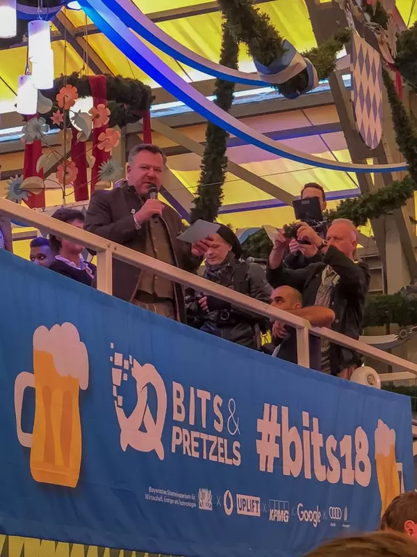 Mann adressiert sich den Gästen im Festzelt auf Oktoberfest