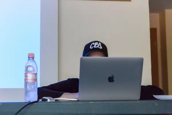 Mann arbeitet an seinem Macbook