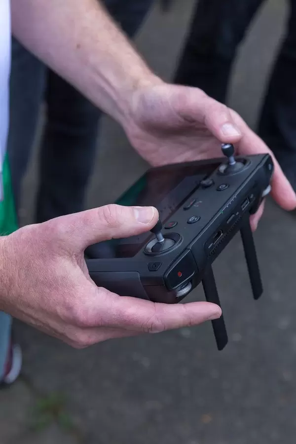 Mann bedient einen DJI Mavic 2 Smart Controller und Drohnen-Fernsteuerung