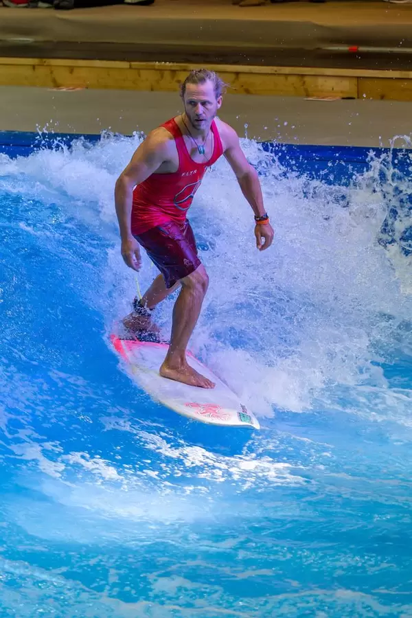 Mann beim Indoor-Surfing bei der Boot Düsseldorf 2018