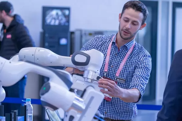 Mann demonstriert die Funktionen eines Roboters