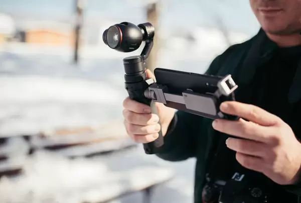 Mann, der Video mit DJI Osmo Gimbal schießt