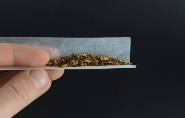 Mann dreht Zigarette von Hand