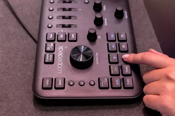 Mann drückt Taste auf dem Loupedeck Controller an der Photokina in Köln