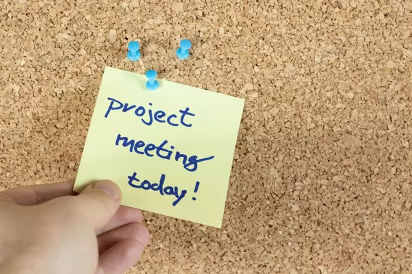 Mann entfernt einen Klebezettel mit einer Notiz