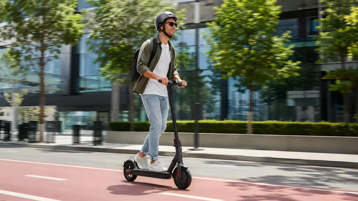 Mann fährt E-Scooter auf Radweg in der Stadt