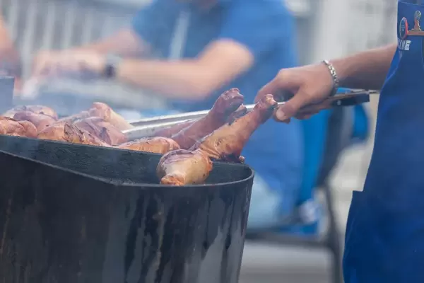 Mann grillt Putenkeulen