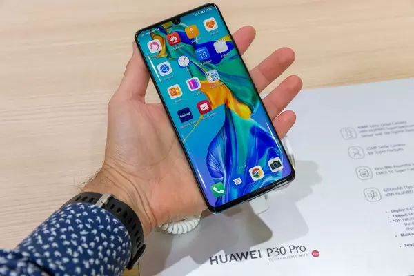 Mann hält das Huawei P30 Pro Smartphone mit Leica-Kamera in der Hand