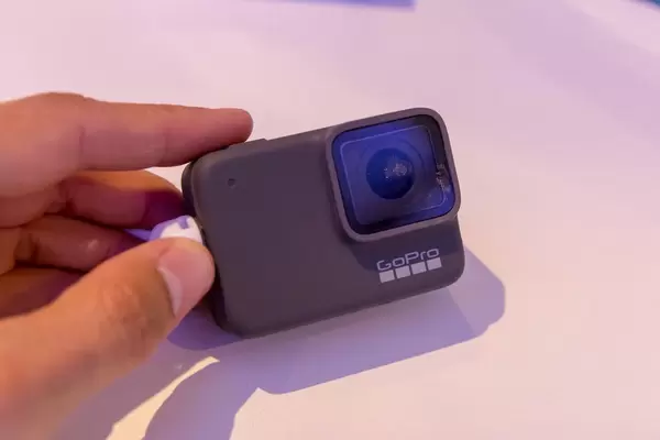 Mann hält die neue GoPro Hero 7 Silver an der Photokina in Köln