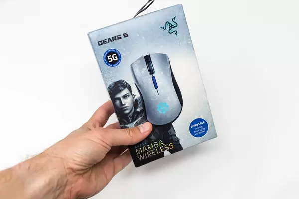 Mann hält die noch verpackte Mamba Wireless Gaming-Maus von Razer in der Hand vor weißem Hintergrund