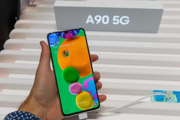 Mann hält ein Samsung Galaxy A90 5G Handy mit High-End-Prozessor in der Hand
