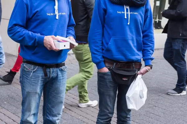 Mann hält eine iPhone X Box in der Hand