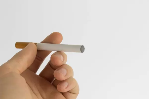 Mann hält elektrische Zigarette