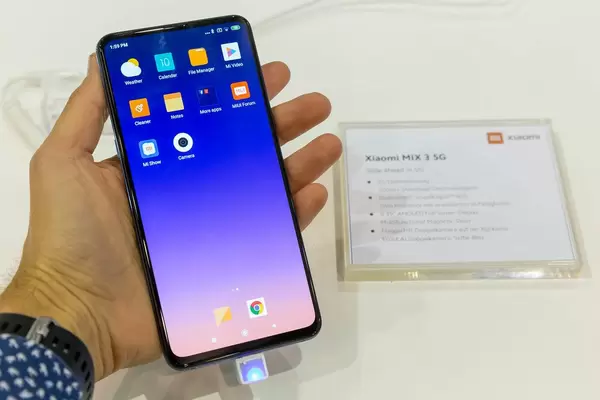 Mann hält Xiaomi Handy in der Hand: MIX 3 5G mit Flaggschiff und Front AI Doppelkamera