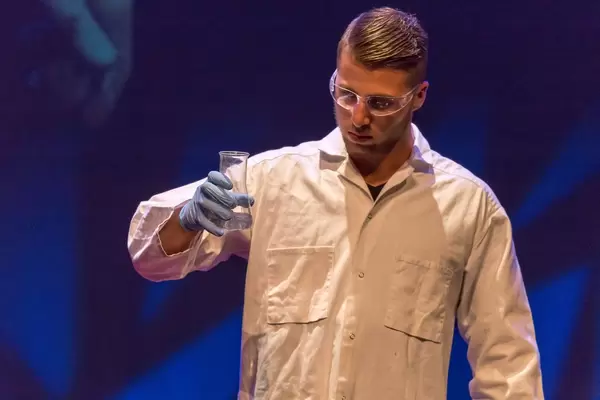 Mann in Laborkleidung - TEDxVenlo 2017