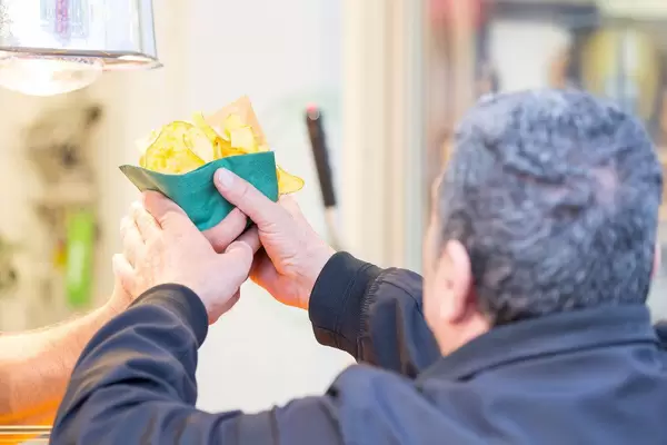 Mann kauft Chips - Oktoberfest 2017