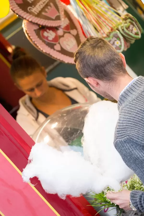 Mann kauft Zuckerwatte - Oktoberfest 2017