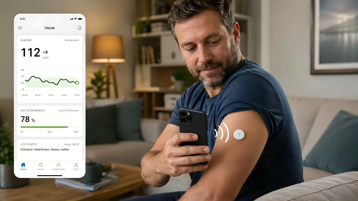 Mann liest Glukosewerte vom CGM-Sensor per App ab