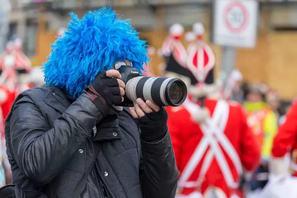 Mann mit blauer Perücke fotografiert mit einer Kamera - Kölner Karneval 2018