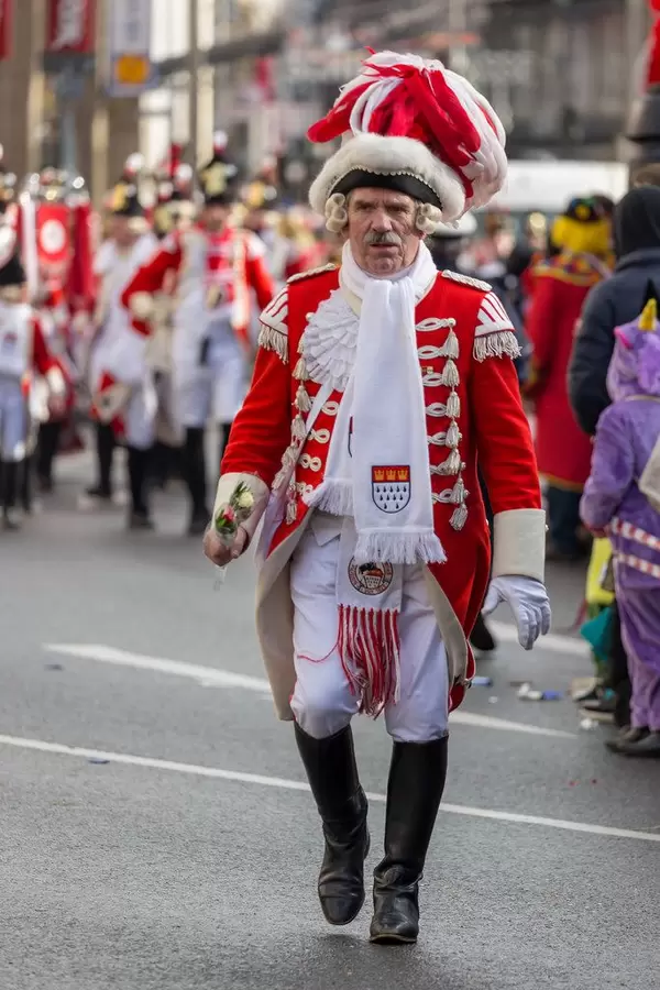 Mann mit Blumen in Uniform der Roten Funken - Kölner Karneval 2018