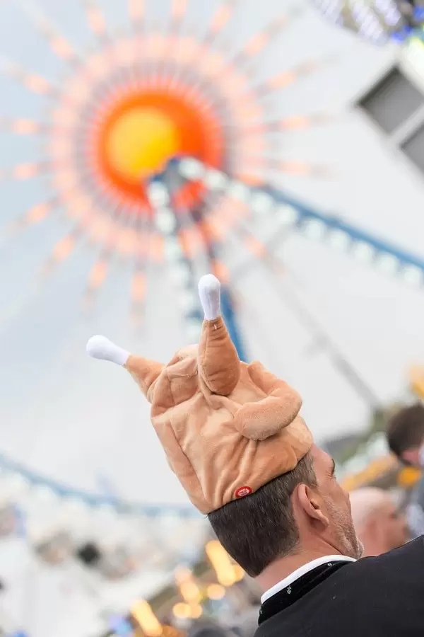 Mann mit Hendl-Hut - Oktoberfest 2017