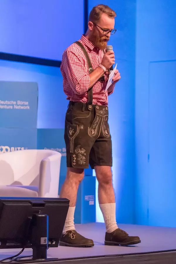 Mann mit prachtvollem Bart und Brille in Lederhosen