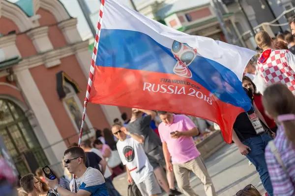 Mann mit russischer Flagge filmt mit seinem Handy