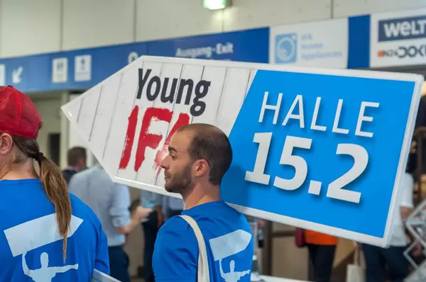 Mann mit Werbung für Young IFA