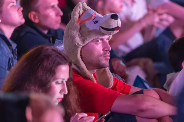 Mann mit Wolfsmütze schaut sich das Endspiele an