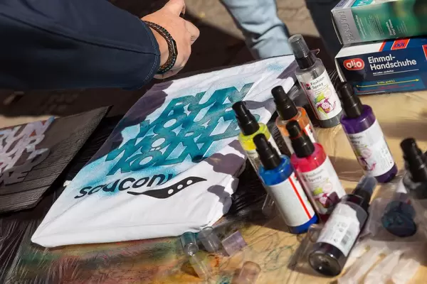 Mann personalisiert ein T-Shirt