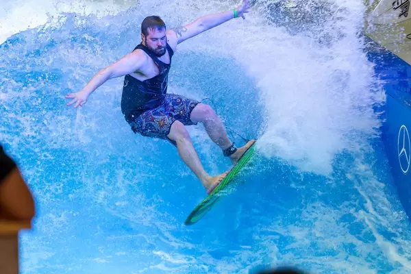 Mann reitet die endlose Welle von Citywave bei der Boot Düsseldorf 2018