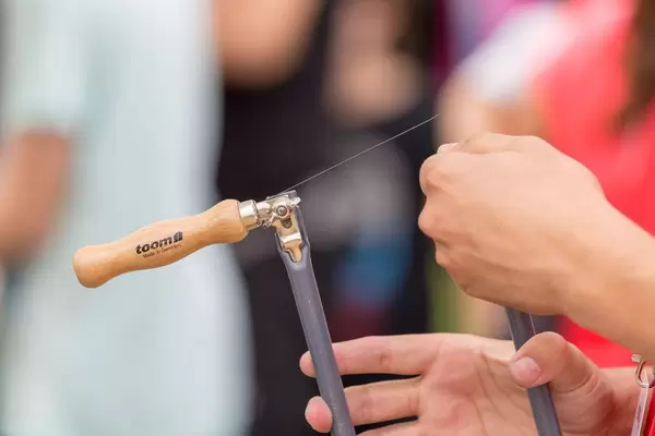 Mann setzt ein Sägeblatt in die Laubsäge ein