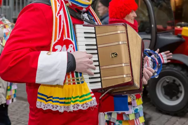 Mann spielt Akkordeon - Kölner Karneval 2018