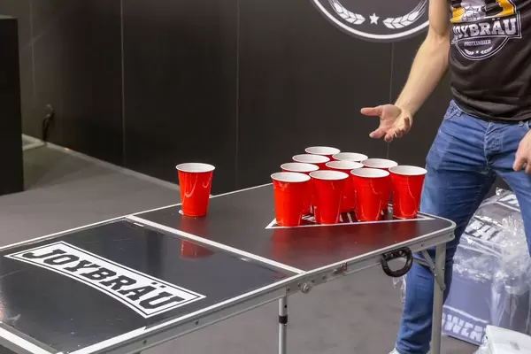 Mann spielt Bierpong an dem Fibo in Köln