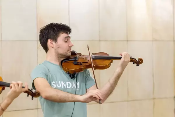 Mann spielt Geige in der Moskauer Metro
