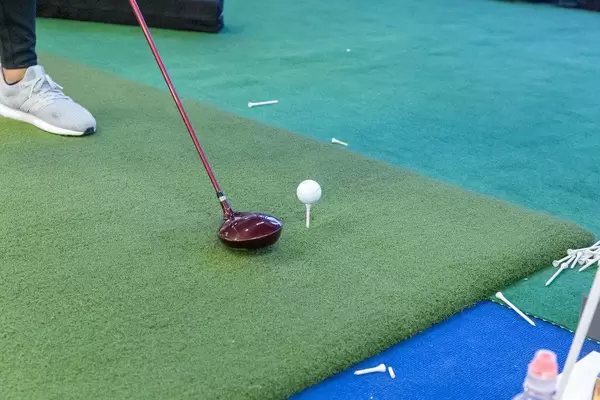 Mann spielt Golf auf einem Mini-Golfplatz auf dem Fibo Köln