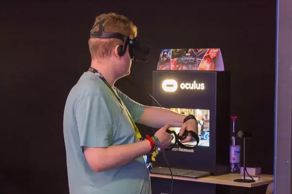 Mann spielt MARVEL Powers United VR mit Oculus Rift Headset
