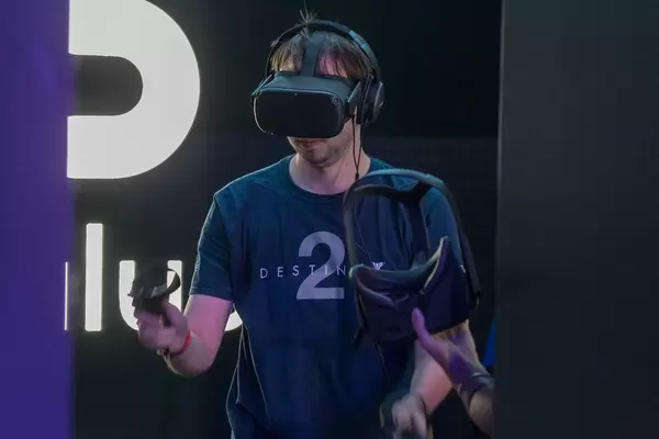 Mann spielt mit der Oculus Rift auf der Gamescom in Köln