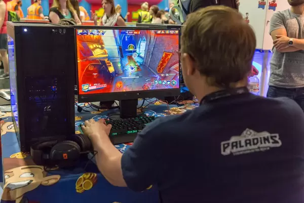 Mann spielt Paladins: Champions of the Realm