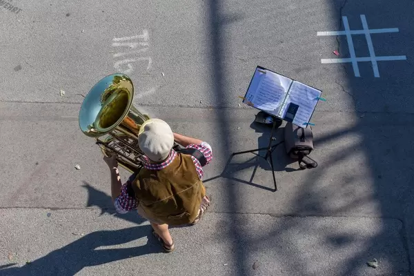 Mann spielt Tuba in der Fußgängerzone beim Stephansdom in Wien
