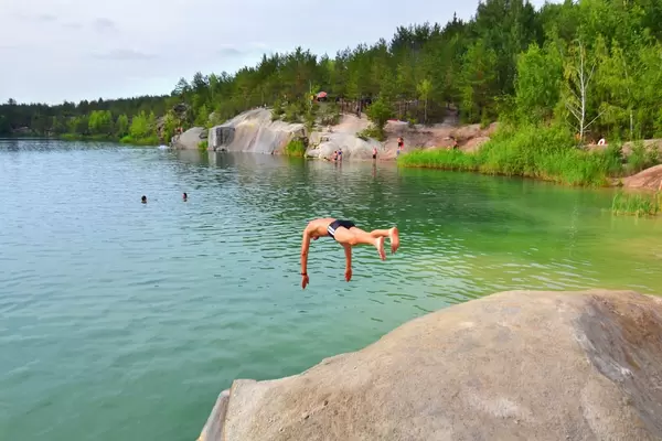 Mann springt ins Wasser