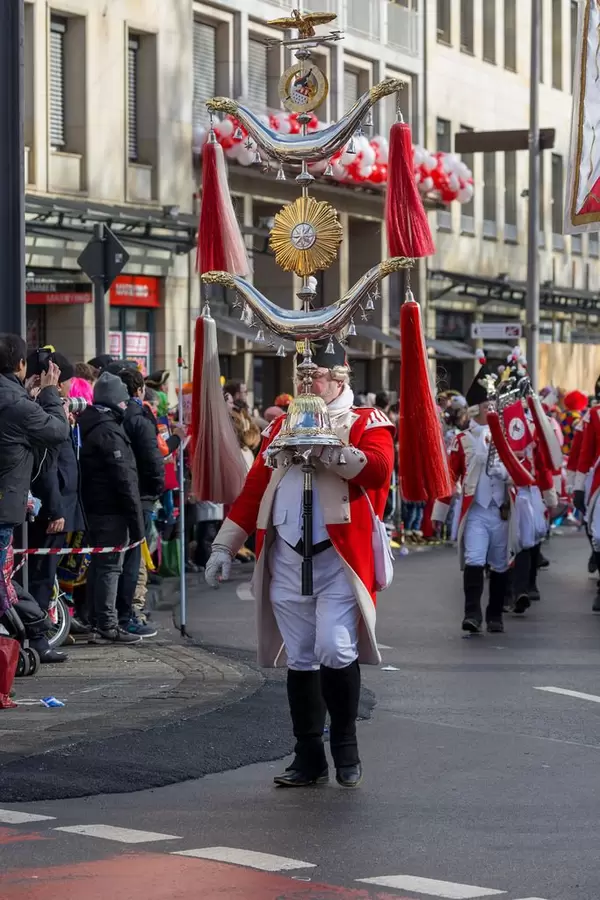 Mann trägt das Symbol der Roten Funken - Kölner Karneval 2018