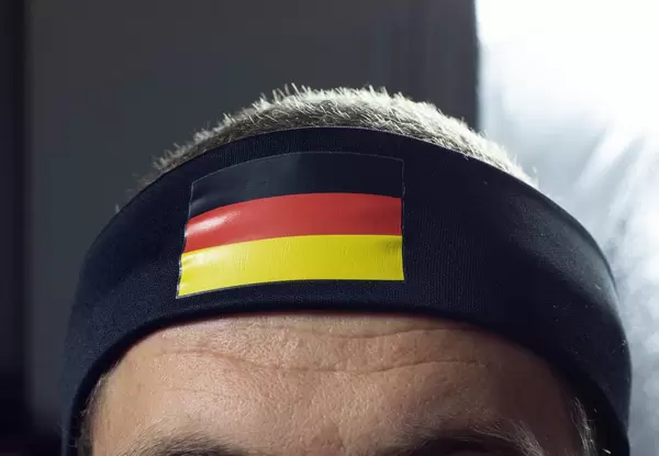 Mann trägt Stirnband mit deutscher Flagge