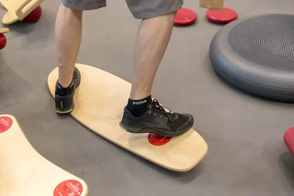 Mann trainiert auf einem Balance Board - FIBO Köln 2018