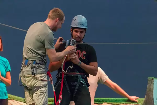 Mann überprüft die Seilrutsche