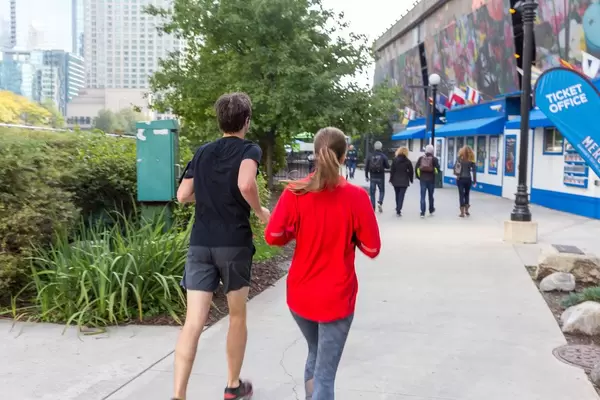 Mann und Frau joggen in Downtown Chicago