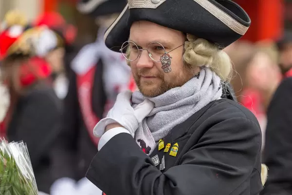 Mann verkleidet als schwarzer Musketier - Kölner Karneval 2018