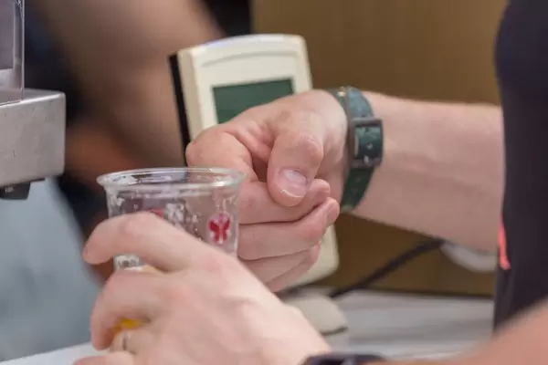 Mann zahlt mit seinem Armband für ein Bier auf dem Tomorrowland Festival in Belgium