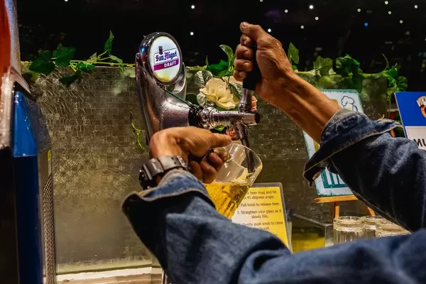 Mann zapft sich Fassbier in ein Glas