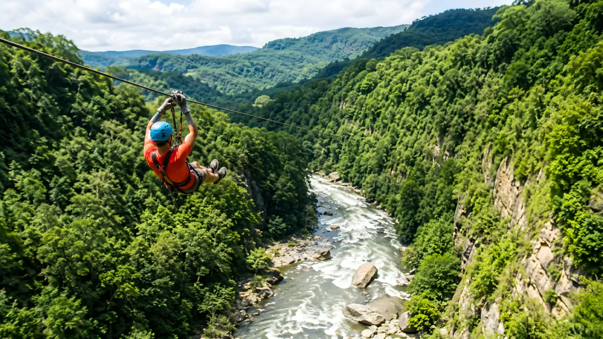 Mann ziplinet über wilde Schlucht mit Fluss